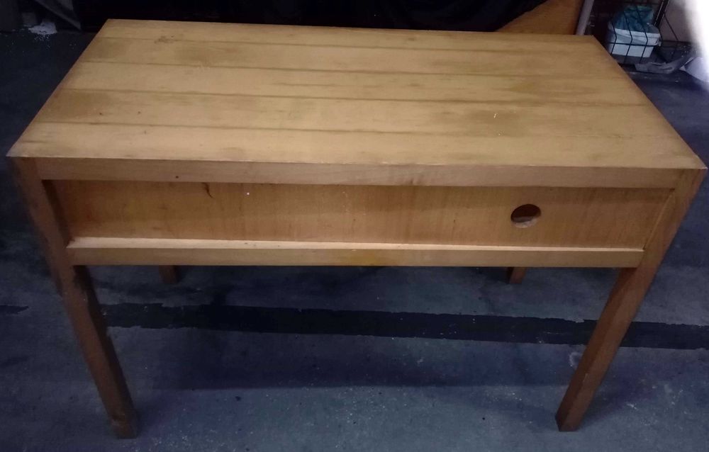 Mesa e estrado de cama