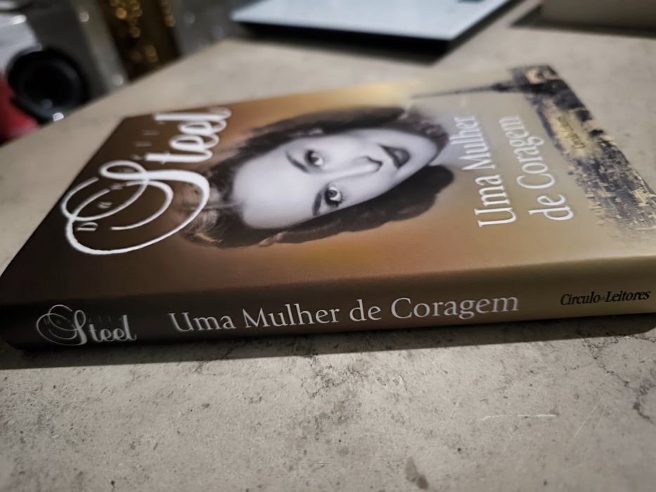 Livro Uma Mulher de Coragem de Danielle Steel