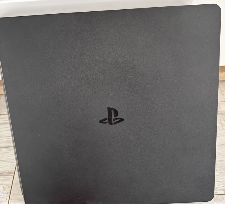 PS4 1TB + pad + 11 gier