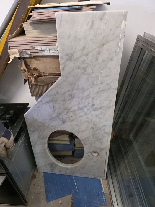 tampos de casa de banho em marmore com lavatorio e torneira. Entrego no Porto.