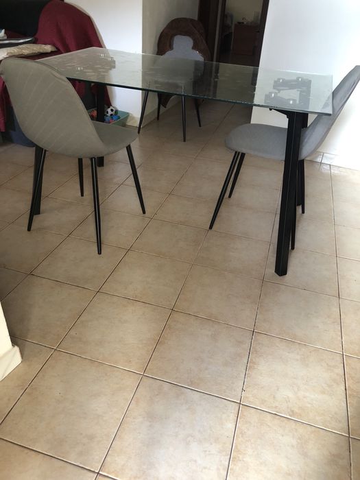 Mesa em vidro sem cadeiras