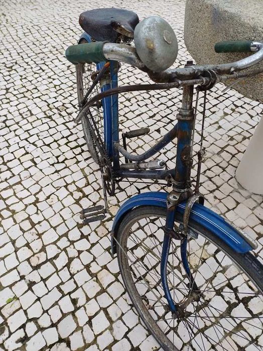 Bicicleta antiga quadro de senhora