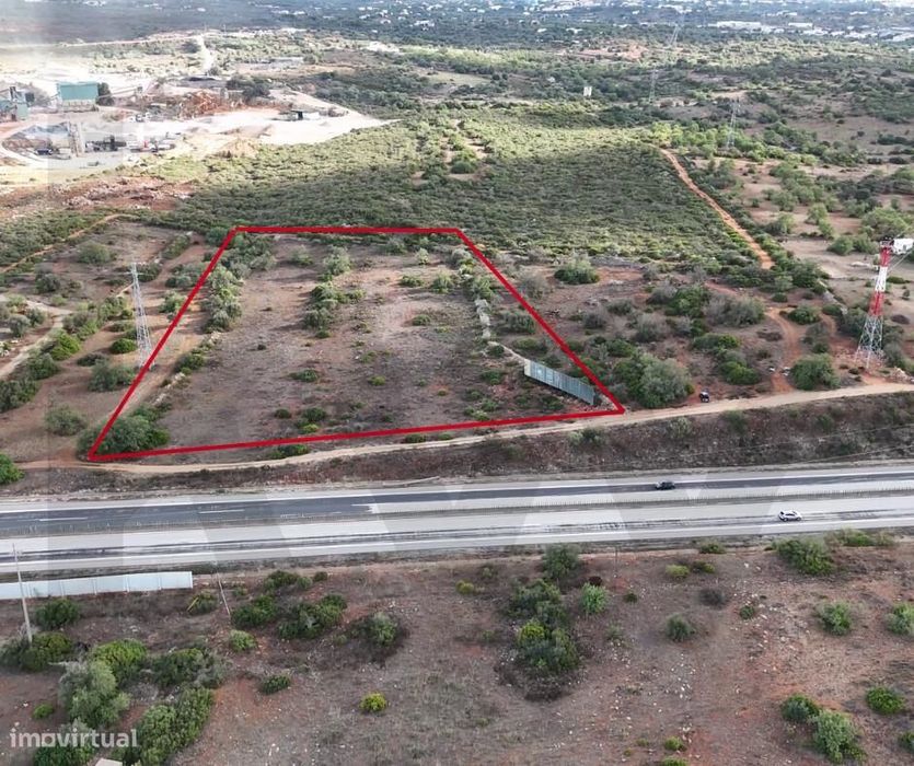 Terreno rústico  com 13.840 m2, situado junto à A22, com rendimento e