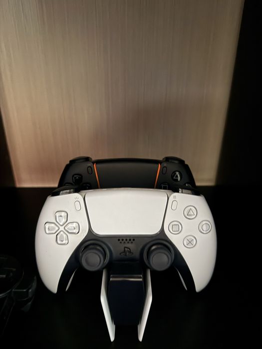 PS5 com Bru-ray + 2 comandos