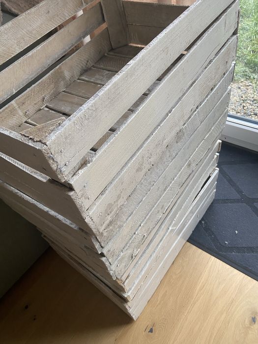 Białe skrzynki drewniane dekoracyjne