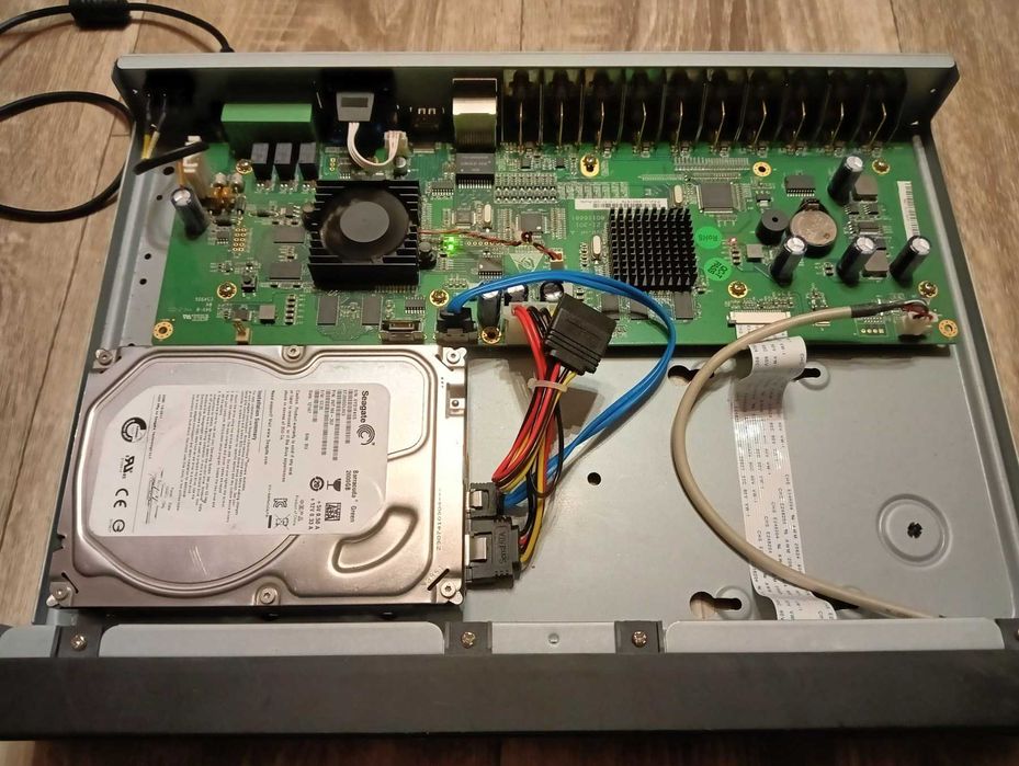 Видеорегистратор Dahua DH-DVR0804HF-A + 2000 Гб