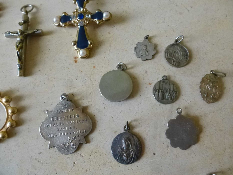 lote de medalhas e crucifixo