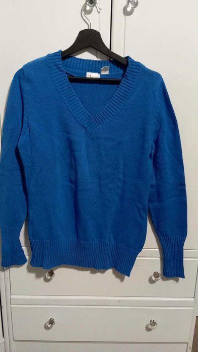 Niebieski sweter