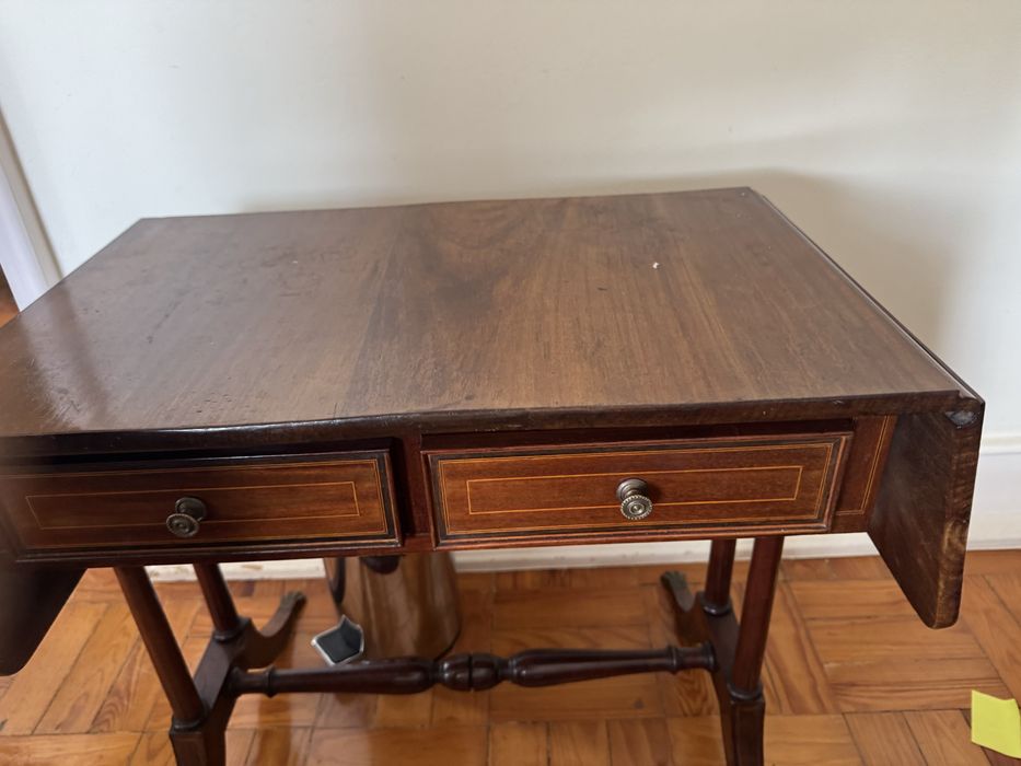 Mesa de madeira vintage com abas e 2 gavetas