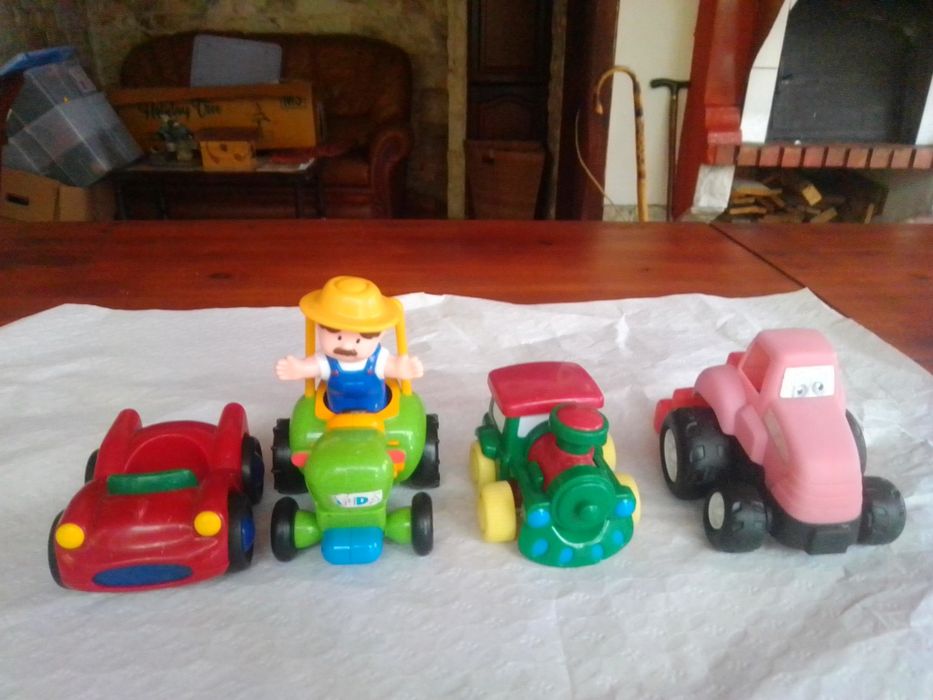 Bonecos e carrinhos