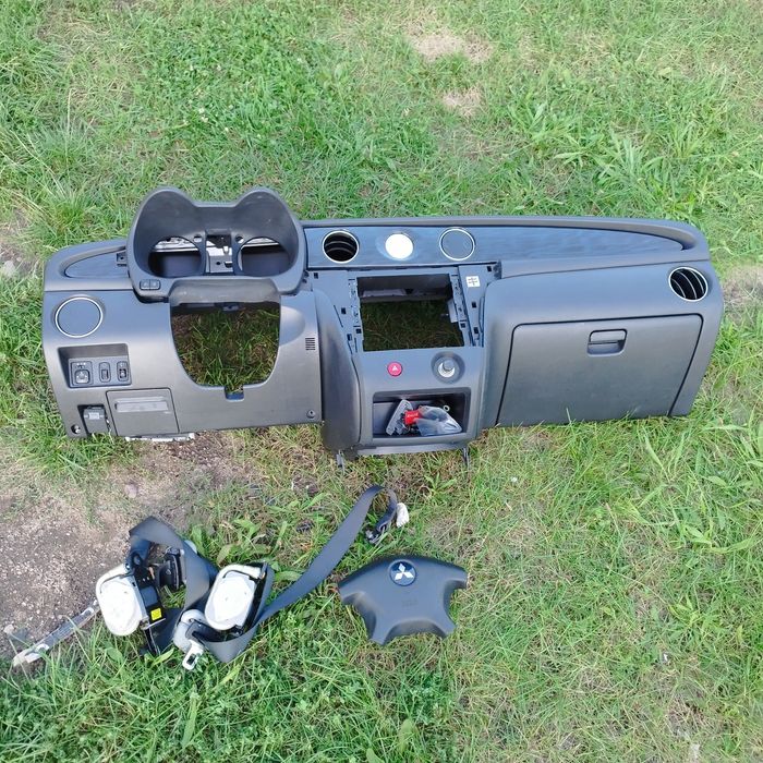 Konsola Mitsubishi Outlander I pulpit pasy poduszki komplet