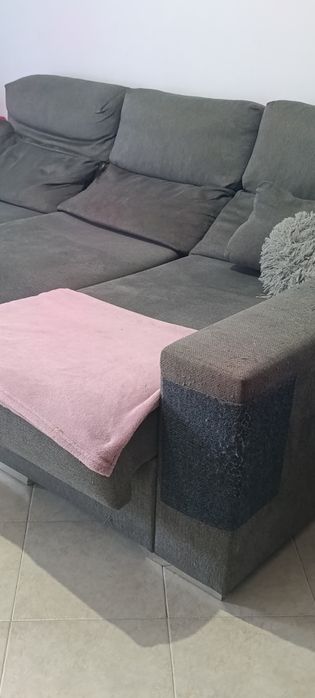 sofá  chaise- long com alguns desgastes