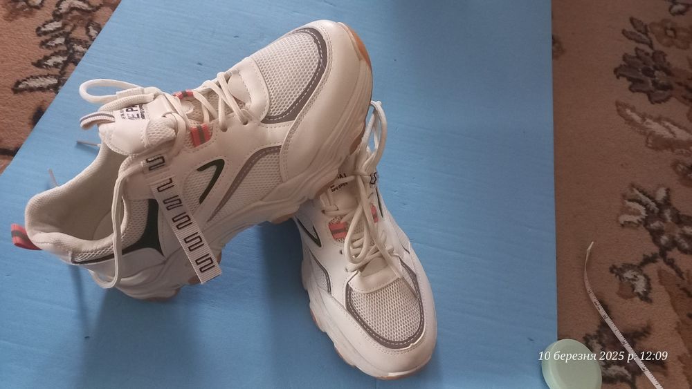 Кросівки і кеди мокасини