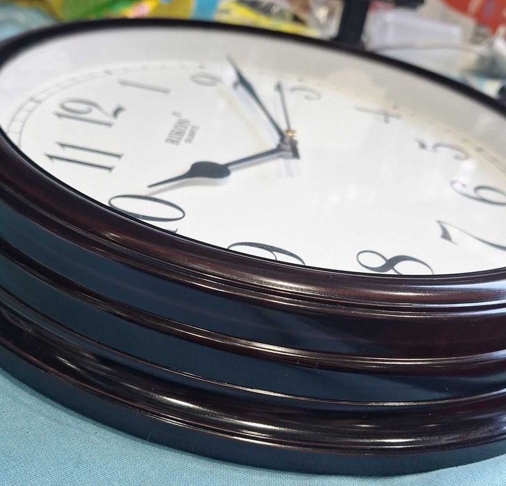 Круглые красивые настенные часы