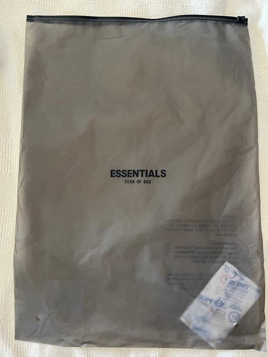 T-Shirt Marca Fear of God - Essentials - Nova a estrear!