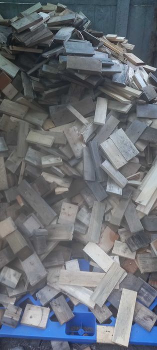 Kantówki i kostki z palet na opał.