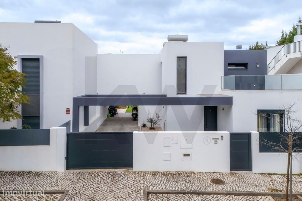 Moradia Moderna com 3 Suites, Logradouro com 246,56 m2 e Localização P