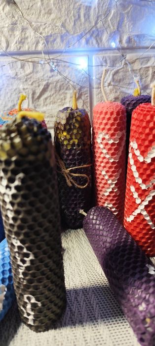 Програмні свічки з вощини, трав, ефірних олій та воску.