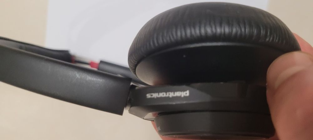 Наушники Plantronics Poly Voyager Focus 2