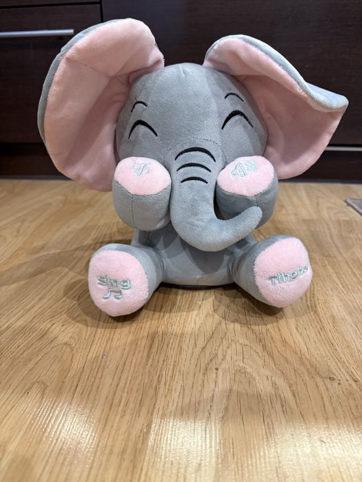 Slonik spoewakacy/mowiacy akuku