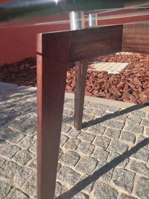Mesa de centro redonda em vidro e madeira