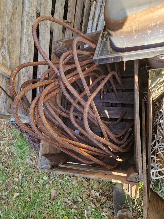 Klamary ciesielskke z drutu zbrojonego