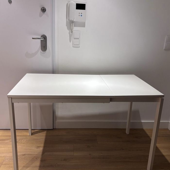 Mesa extensivel feita de madeira e metal