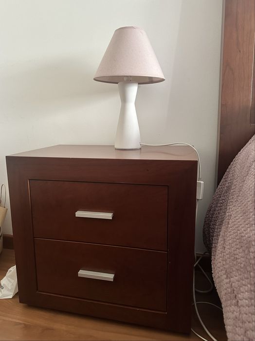 Conjunto de Quarto (cama, mesas de cabeceira e cómoda)