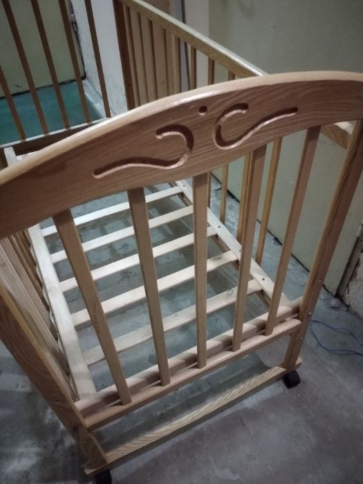 Деревянная  детская кроватка с откидным бортиком
