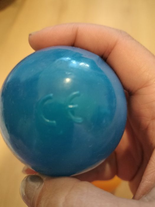 Bolas de piscina grandes e pequenas