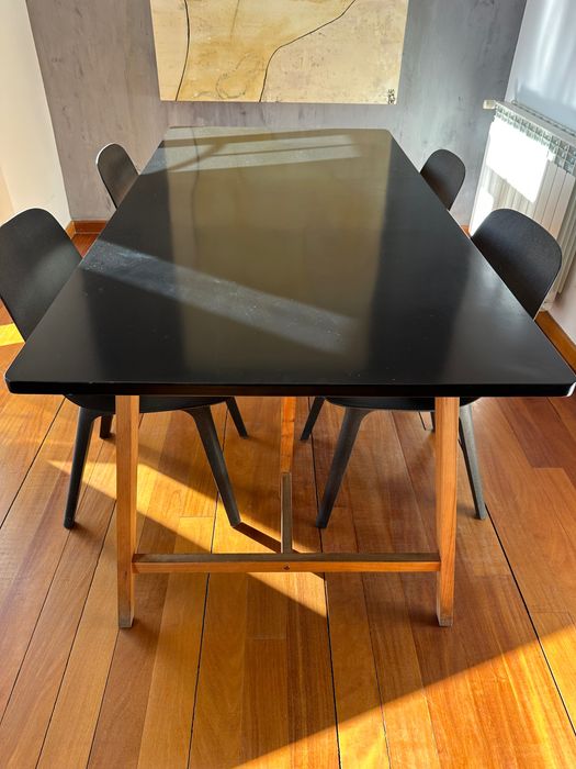 Mesa de jantar com quatro cadeiras