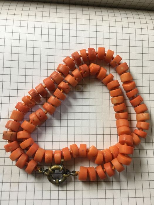 Продам бусы коралловые