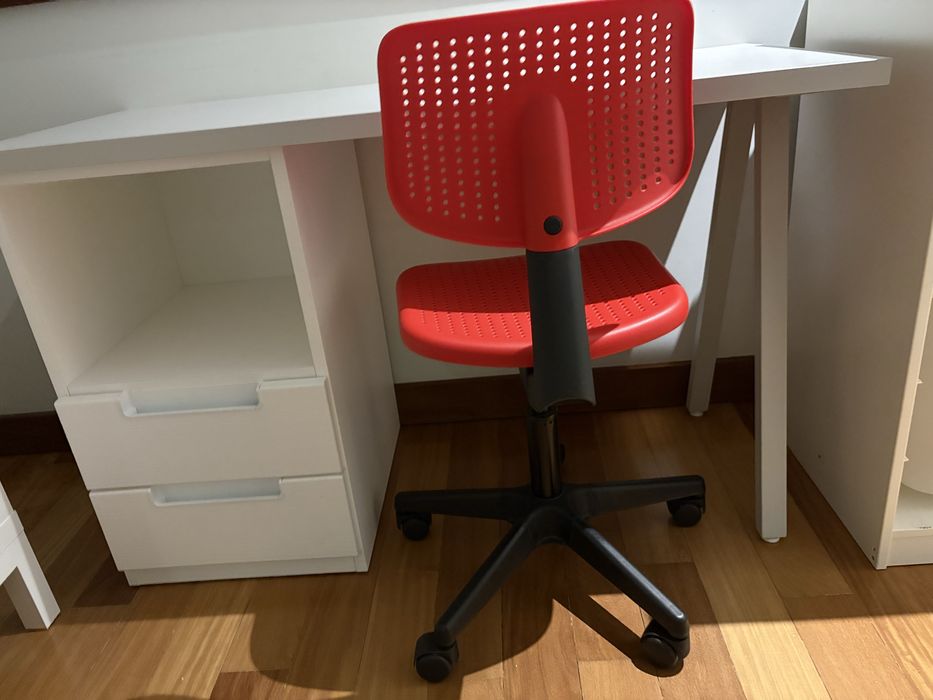 Secretaria com 2 gavetas e modulo aberto