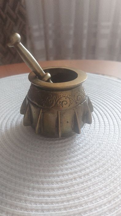 Stary moździerz i tłuczek z mosiądzu,  kolekcjonerski