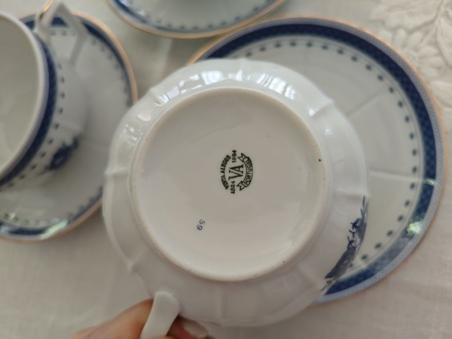 Chávenas de Vista Alegre (3 unidades + pires) – Excelente estado