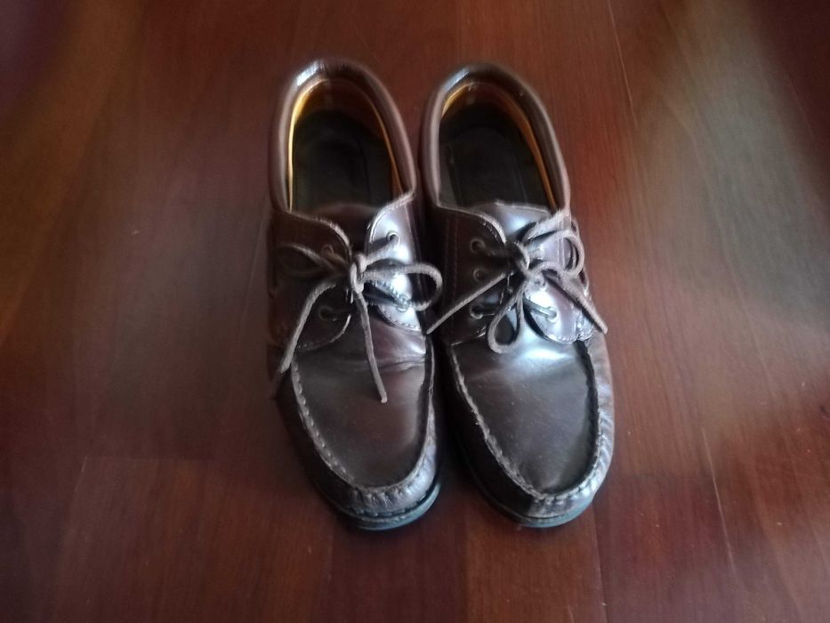 Sapatos em pele, com atacadores e sola de borracha