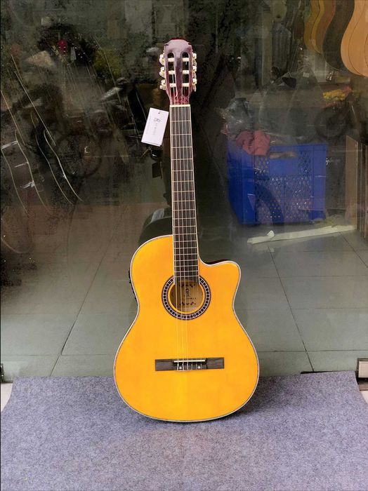 дуже якісна класична гітара 4/4 з вирізом