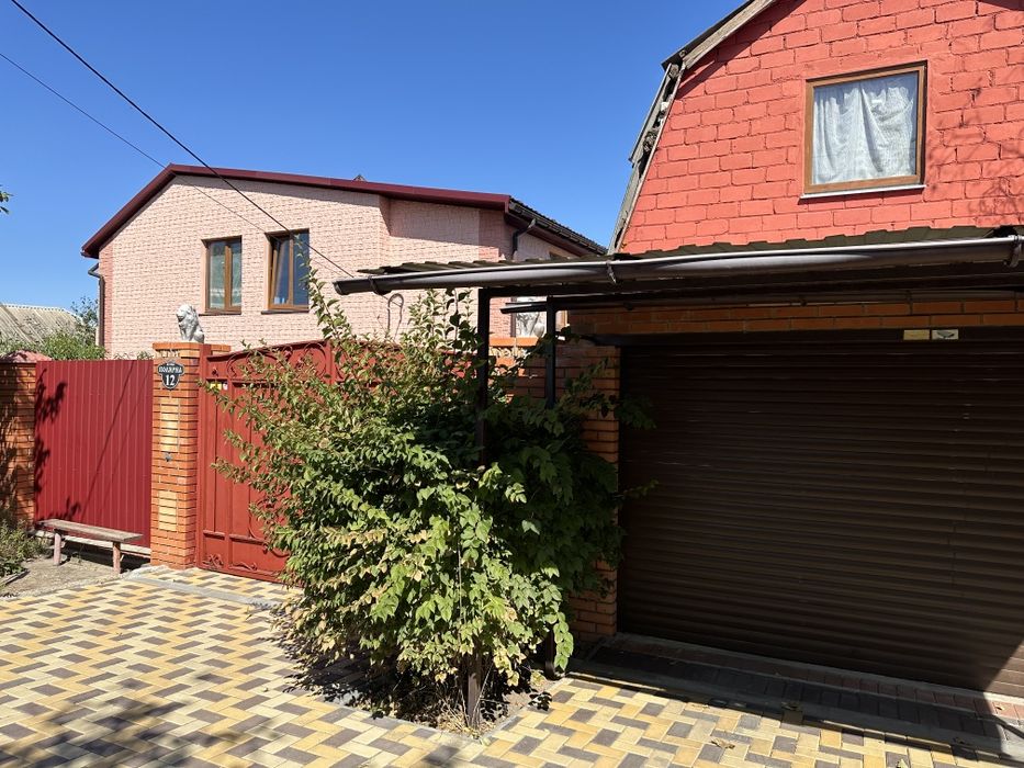 Продам 2-х этажный каменный дом  в Варваровке на участке 7. 12 соток