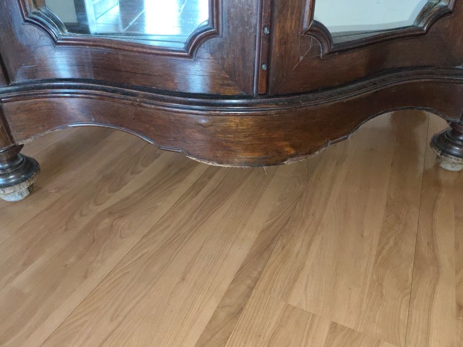 Armário antigo com portas espelho