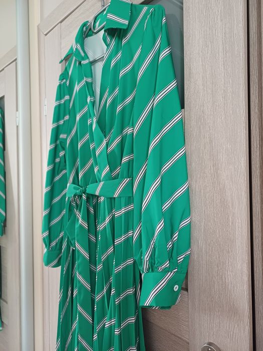 Piękna zielona plisowana sukienka 44