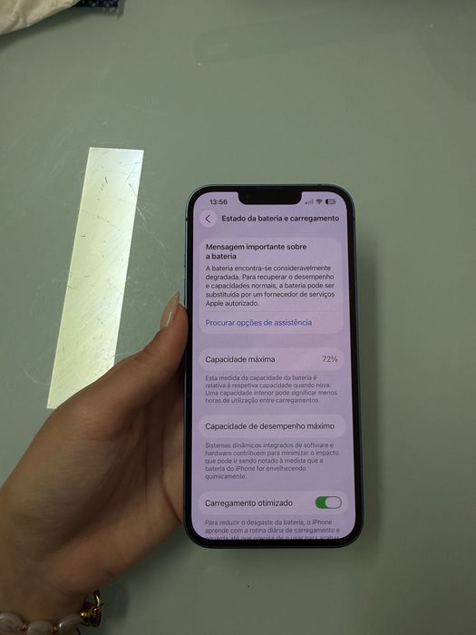 iPhone 13 azul com 72% de bateria