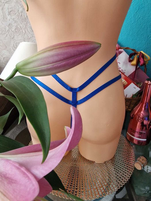 Seksowne koronkowe stringi damskie.