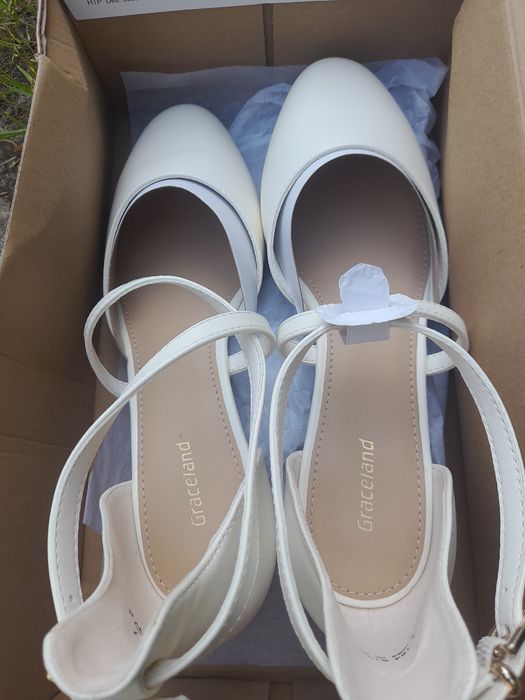 Nowe, buty białe eleganckie, na paseczku, mały obcas