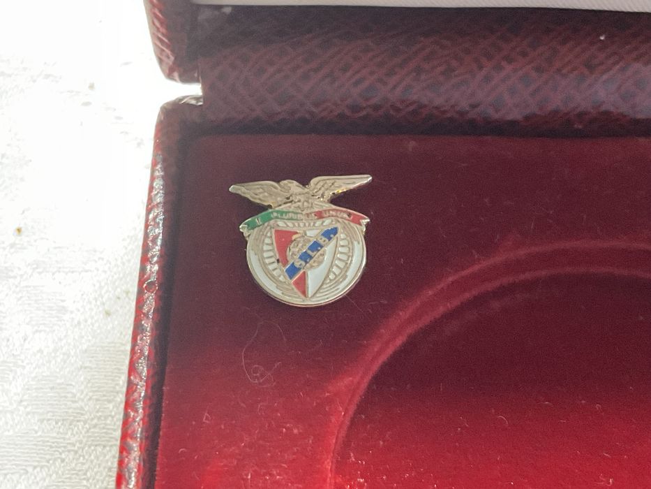 Medalha e pin do Benfica alusiva ao 35 campeonato