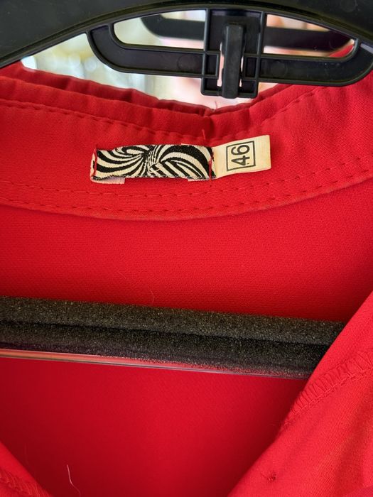 Червона сукня з довгим рукавом, підкачується на гудзик