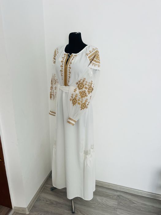 Стильні вишиті сукні