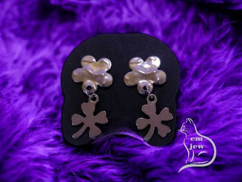 Brincos de aço em formato flor com trevo - Novos