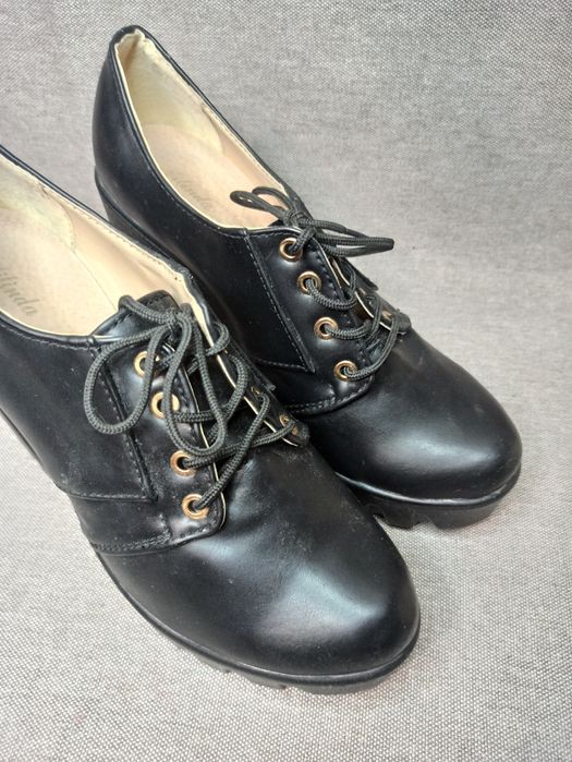Жіночий туфлі на тракторній підошві на шнуровці б/в розмір 40