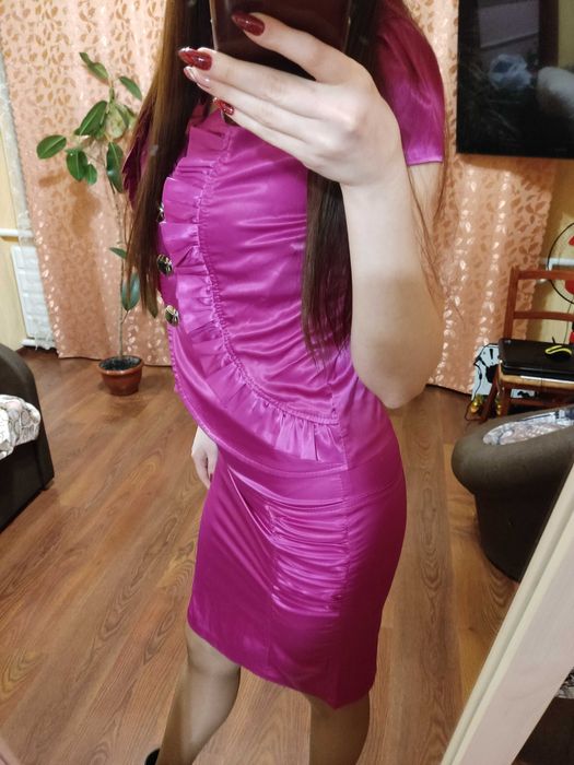 Летний костюм малинового цвета