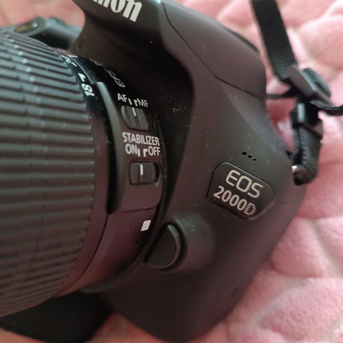 Canon EOS 2000D + Lente 18-55mm | Como nova + extras